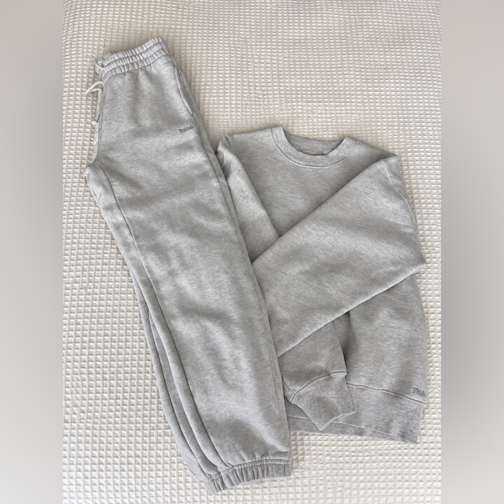 Aritzia sweatshirt and sweatpants xs